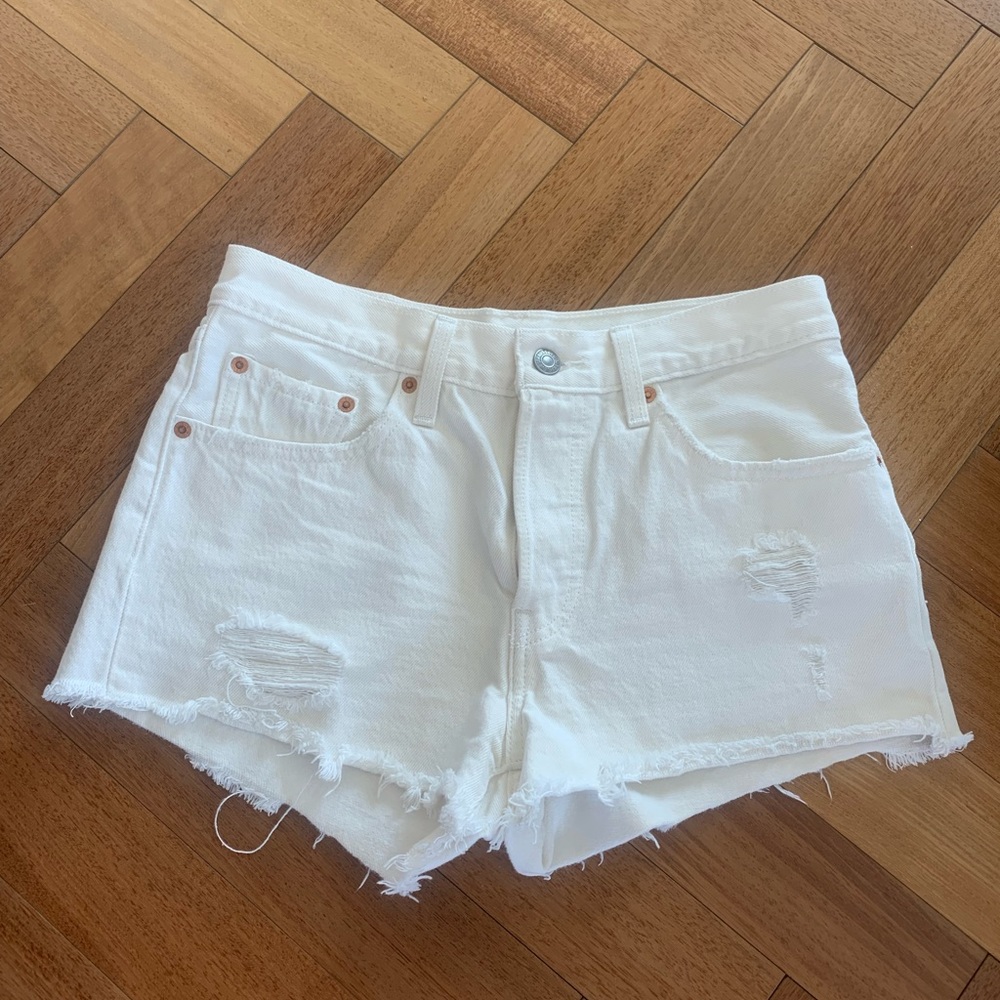 size 26 BRAND NEW white Levi’s 501